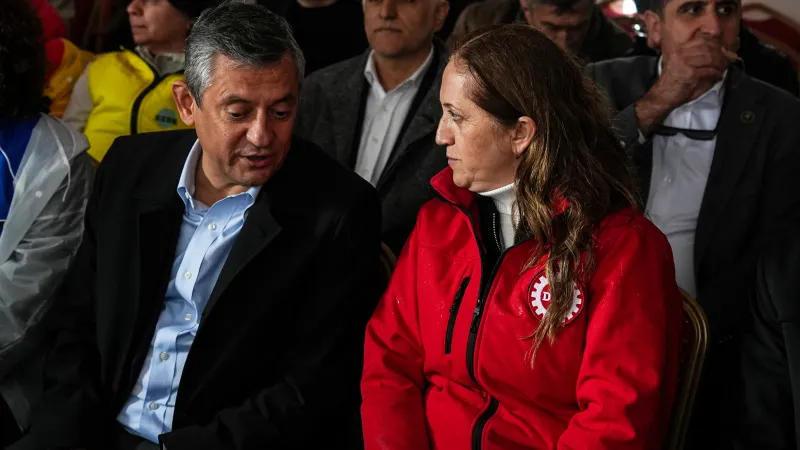 <p>Devrimci İşçi Sendikaları Konfederasyonu (DİSK), Kamu Emekçileri Sendikaları Konfederasyonu (KESK), Türk Mühendis ve Mimar Odaları Birliği (TMMOB) ve Türk Tabipleri Birliği (TTB) öncülüğünde bir araya gelen katılımcılar, 1 Mayıs Emek ve Dayanışma Günü'nü Kadıköy Rıhtım Meydanı'nda kutladı. CHP Genel Başkanı Özgür Özel (solda) ve DİSK Genel Başkanı Arzu Çerkezoğlu da (sağda) etkinlikte bir araya geldi.</p>