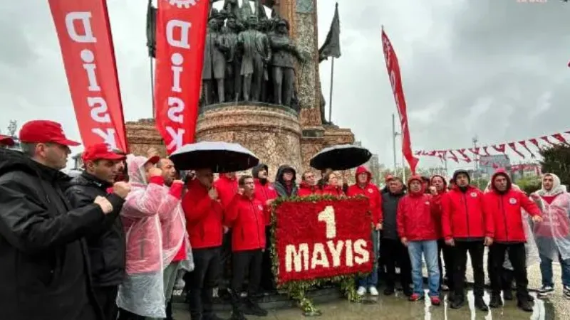 <p>DİSK Genel Başkanı Arzu Çerkezoğlu ve beraberindeki sınırlı sayıdaki sendikacı, 1 Mayıs Emek ve Dayanışma Günü dolayısıyla Taksim’deki Atatürk Anıtı’na sloganlar atarak yürüdü. Anıta çelenk bırakan DİSK Genel Başkanı Arzu Çerkezoğlu yaptığı konuşmada, Türkiye’nin ve dünyanın dört bir yanındaki işçilerin mücadele azmini selamlayarak başlayarak, 1 Mayıs’ın taleplerin en yüksek sesle dile getirildiği gün olduğunu vurguladı.</p>
