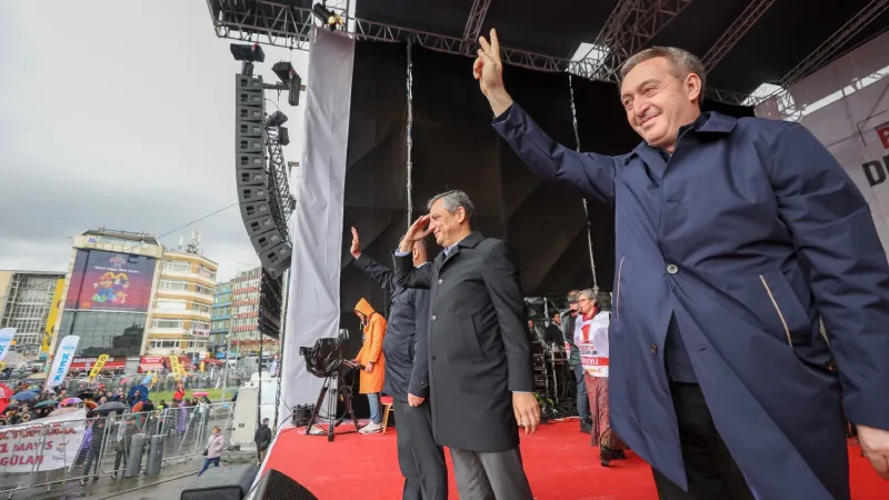 <p>DEM Parti Eş Genel Başkanı Tuncer Bakırhan ve Özgür Özel Kadıköy'den eyleme katılanları selamladı.</p>