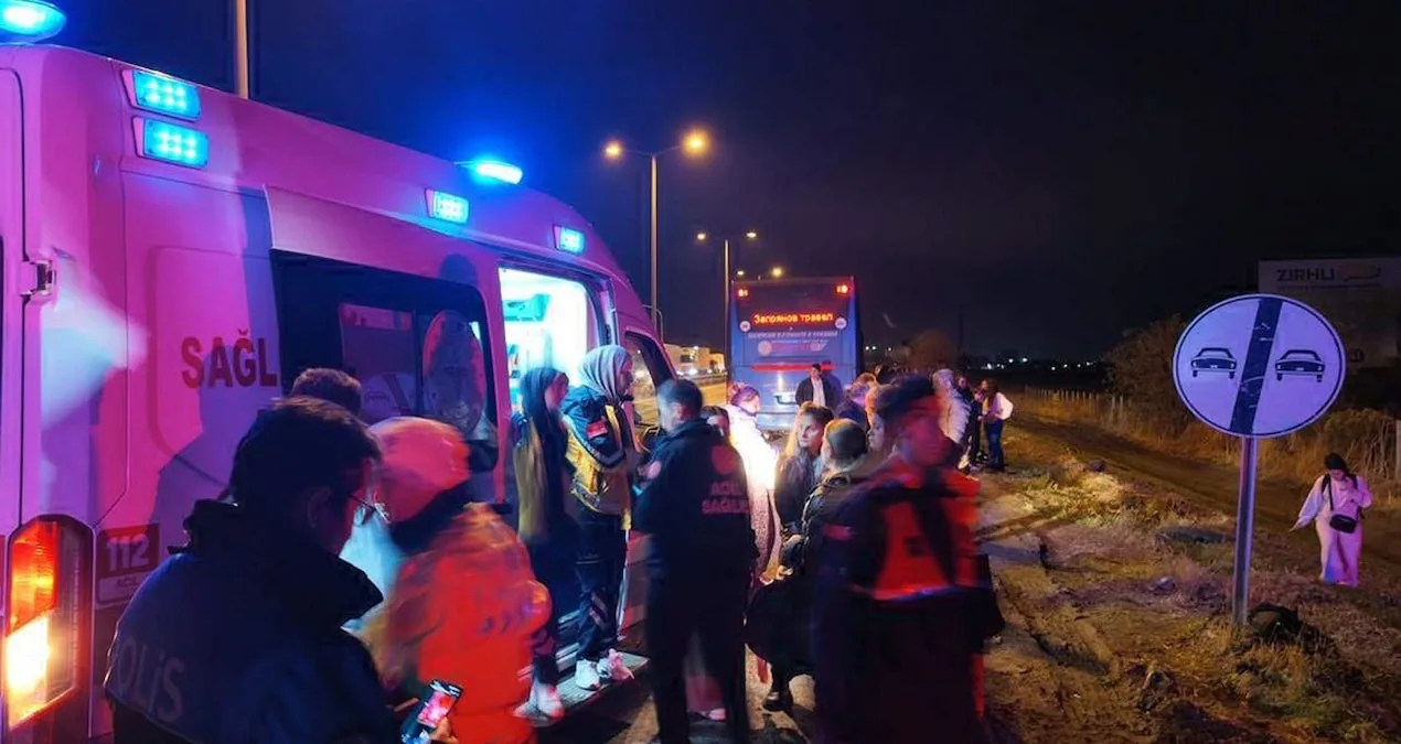 10 Turist Yaralı: Tur Otobüsü TIR'a Arkadan Çarptı