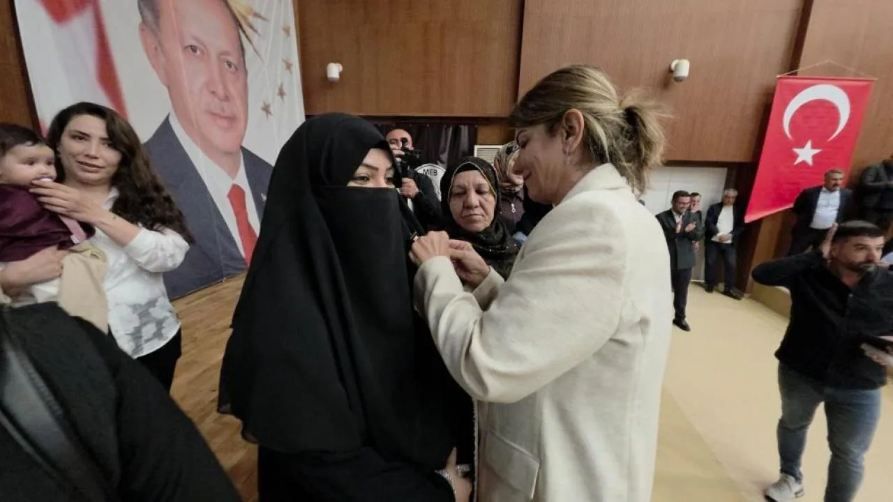 100 Kişi AK Parti’ye Katıldı, Rozetler Takıldı!