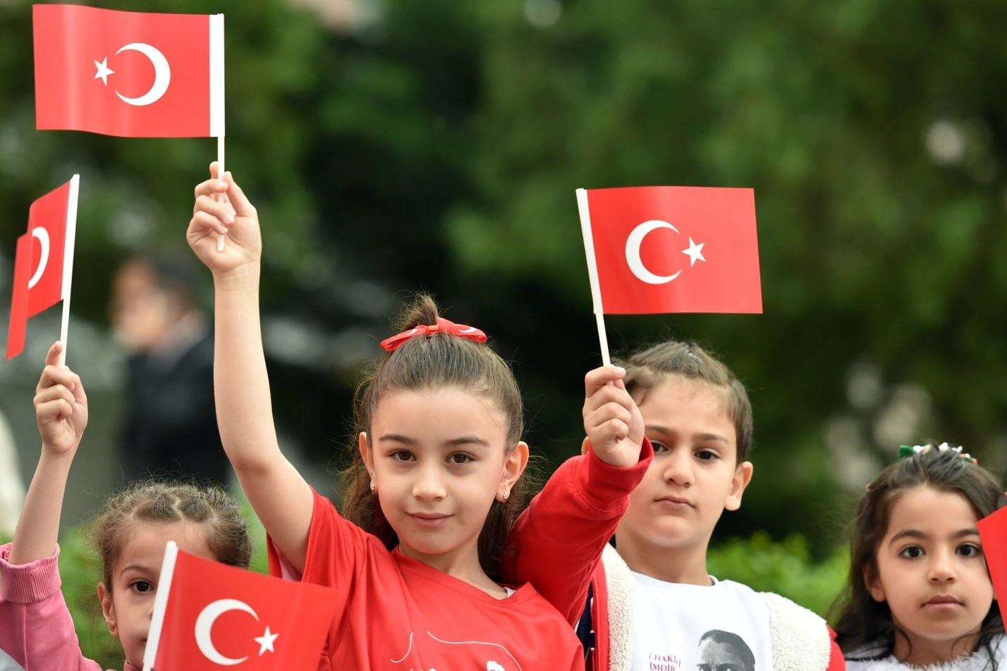 18 Milyon Öğrenci İkinci Döneme Bayrak Sevgisiyle Başladı