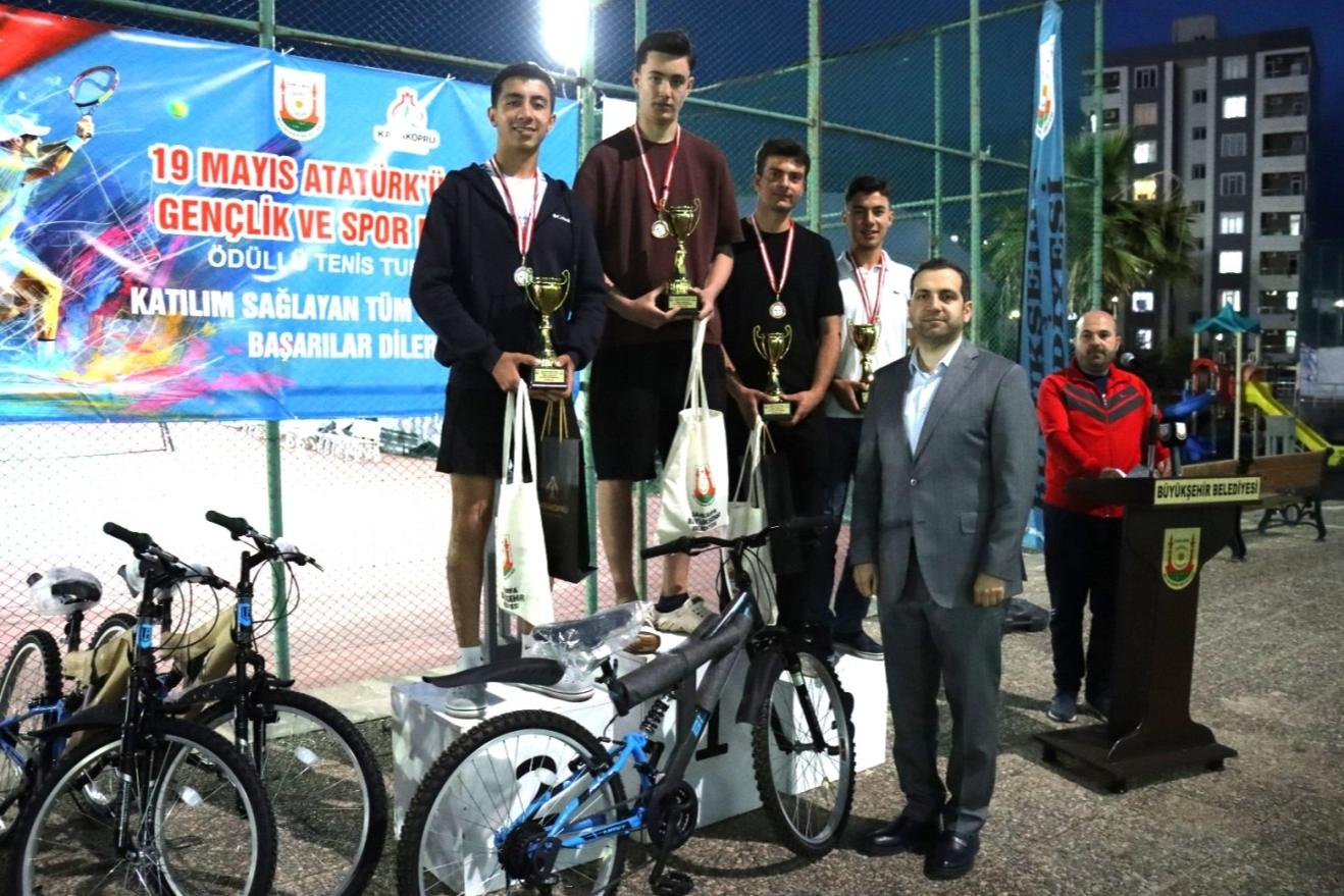 19 Mayıs Tenis Turnuvası’nda Şampiyonlar Belirlendi