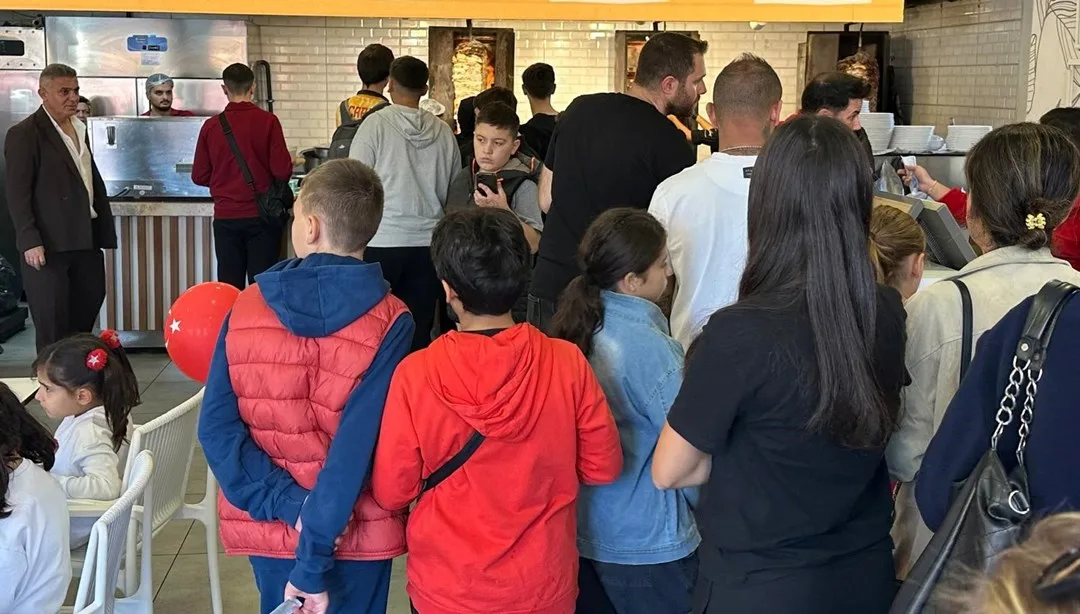 2 Bin Tavuk Döner, Gelir Mehmetçik Vakfı’na!