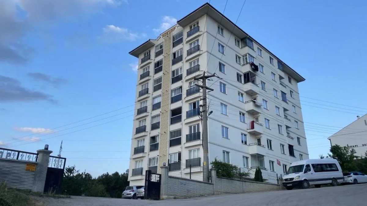 2 Yaşındaki Çocuk Pencereden Düşerek Yaralandı