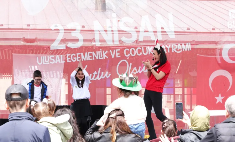23 Nisan Coşkusu Osmangazi Meydanı’nda Zirveye Taştı