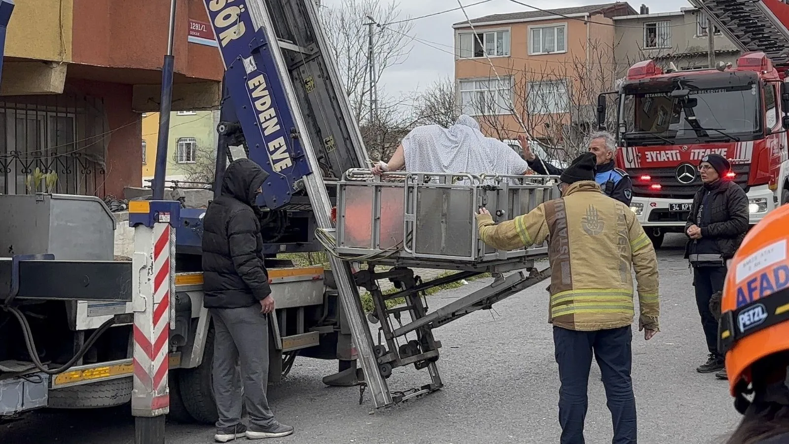 240 Kilogramlık Kadın, 7. Kattan Kurtarıldı