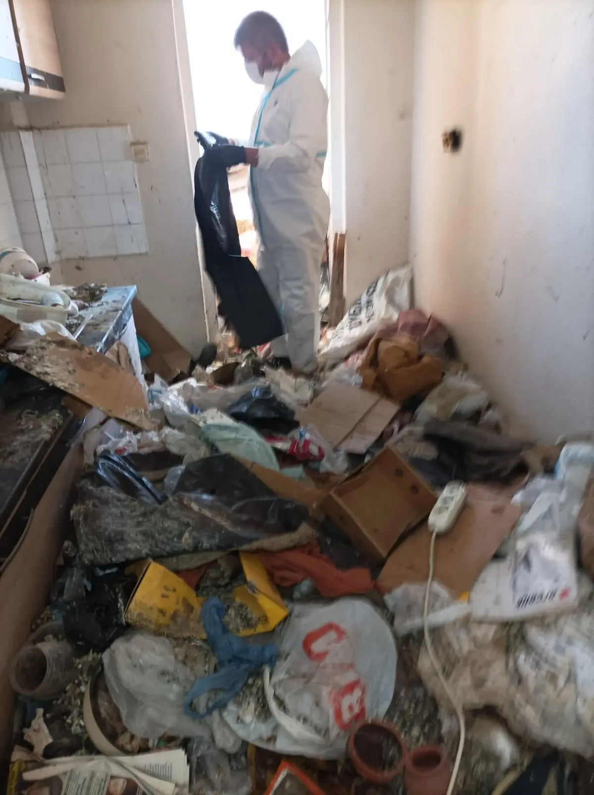 Ekipler gözlerine inanamadı! Tam 28 ton çöp biriktirmiş: 3 kamyon ancak taşıyabildi 4