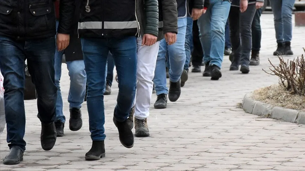 29 Şüpheliye Deprem Aracından Kaçakçılık Operasyonu