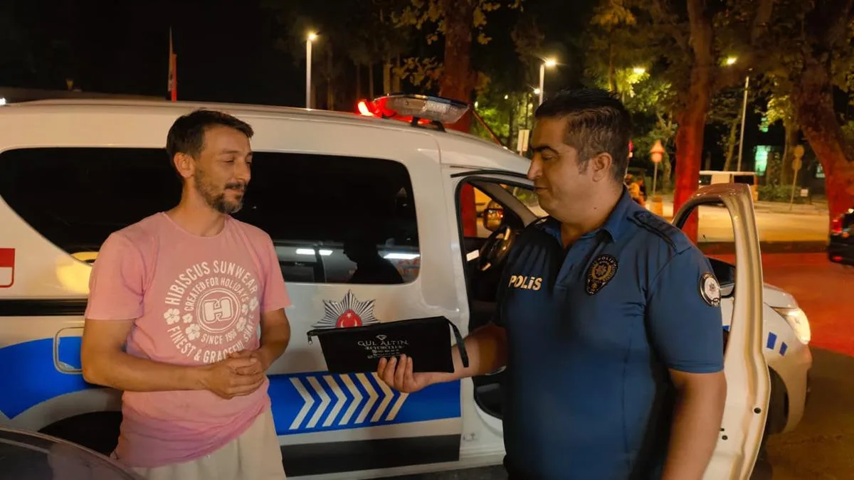 30 Bin TL’lik Çantayı Polisiye Teslim Etti!