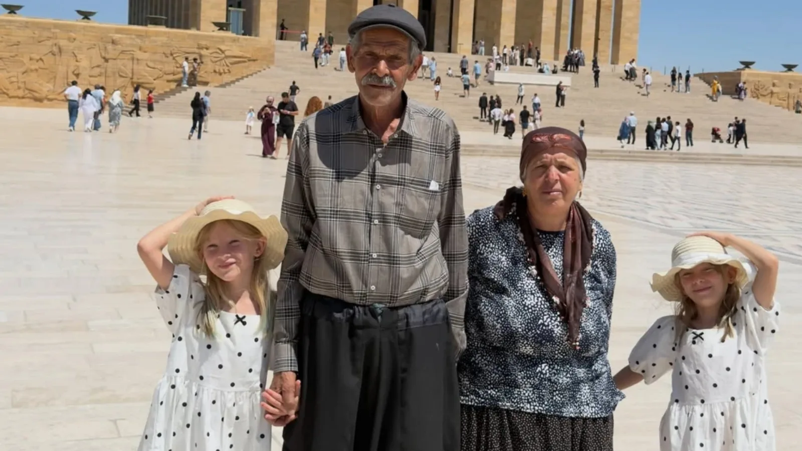 34 Yıl Sonra İkizleriyle Anıtkabir’i Ziyaret Ettiler