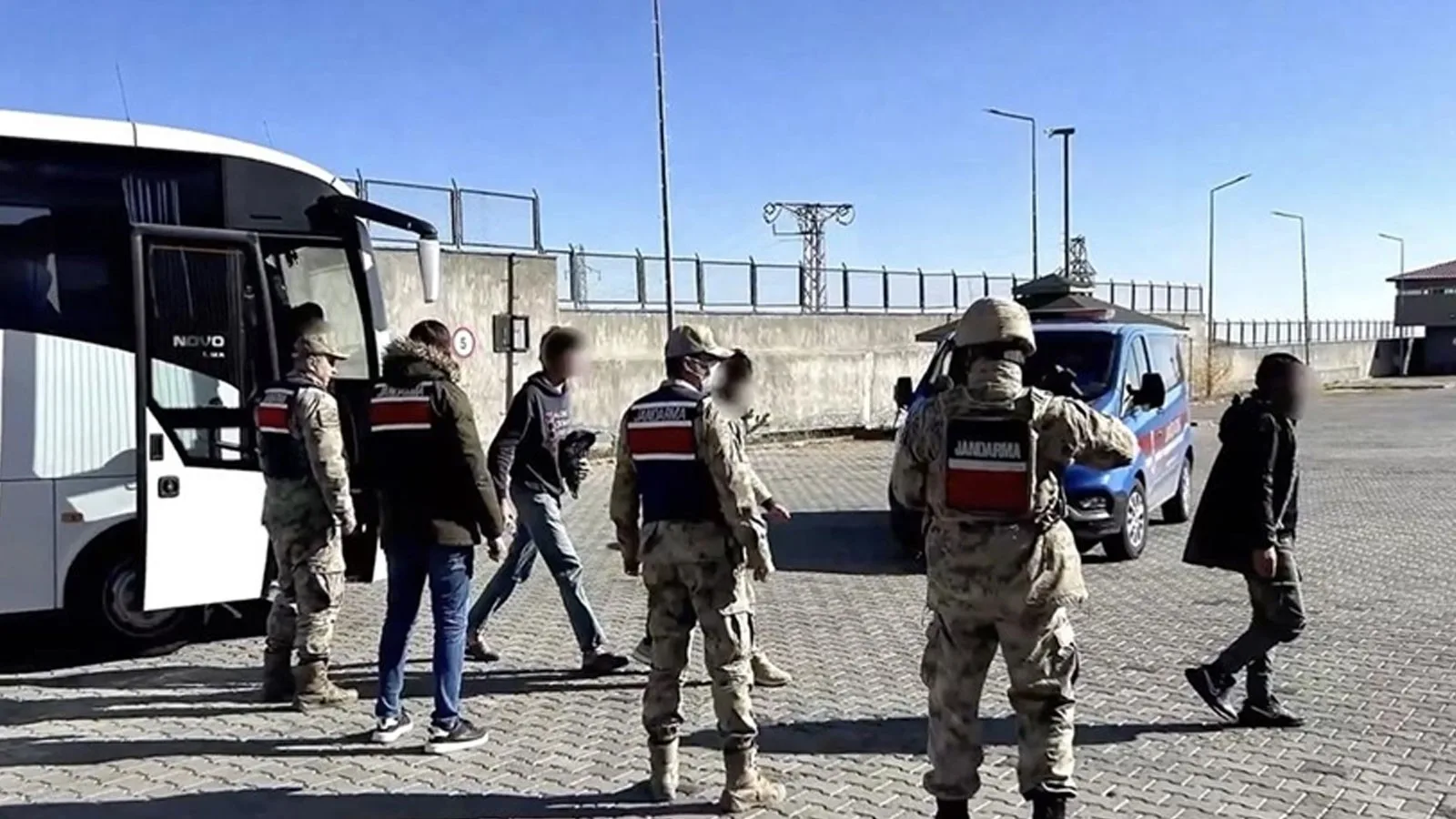 446 Düzensiz Göçmen Yakalandı, 15 Kaçakçı Tutuklandı