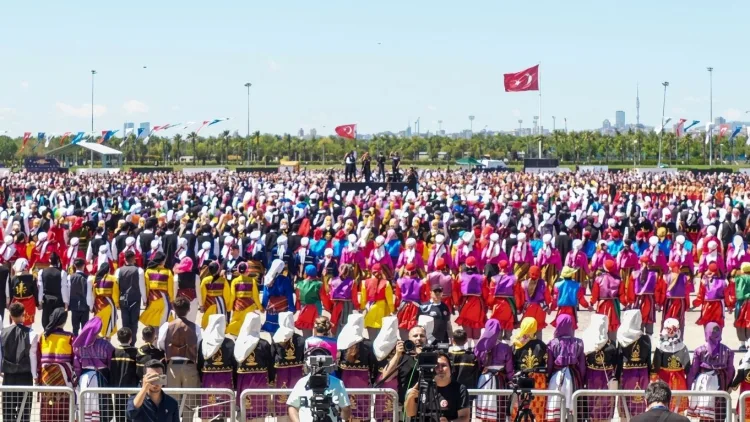5 BİN GÖNÜLLÜDEN REKOR HORON GÖSTERİSİ!
