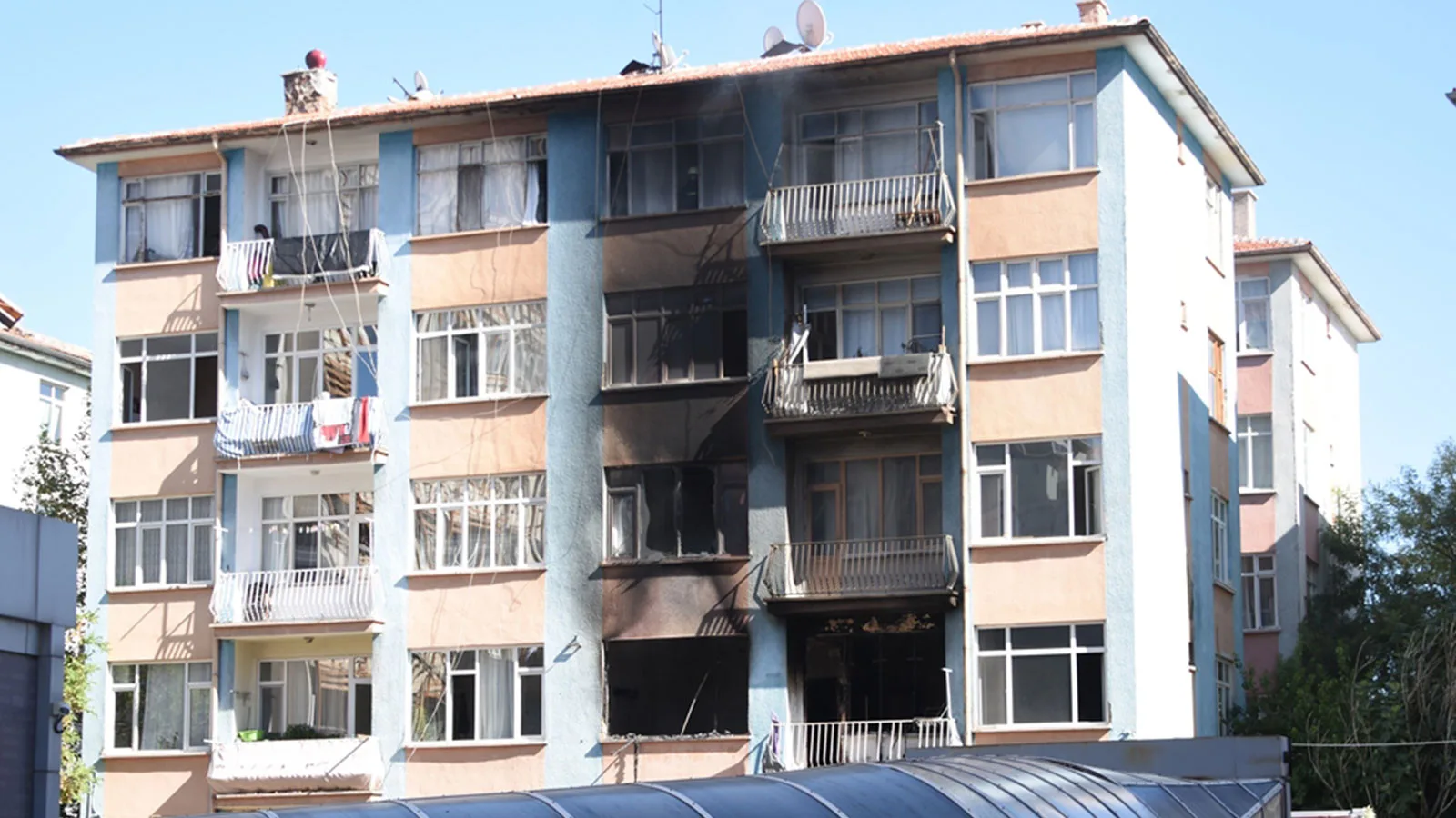 5 Katlı Apartmanda Yangın: 13 Kişi Dumandan Etkilendi