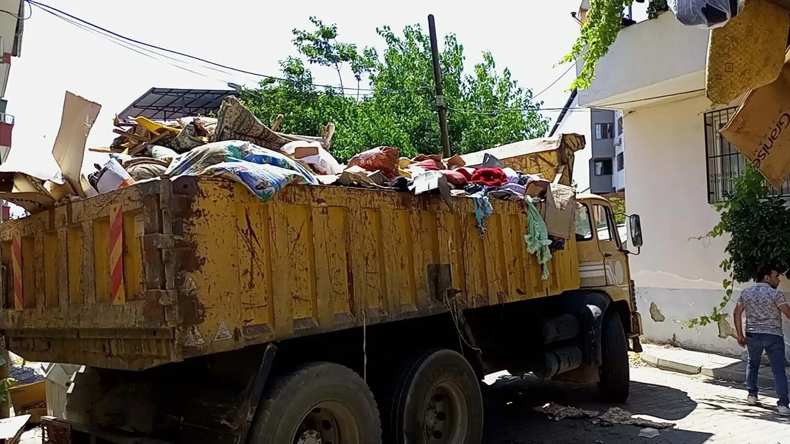 6 Kamyon Çöp Çıkan Evde Kötü Koku Şoku!