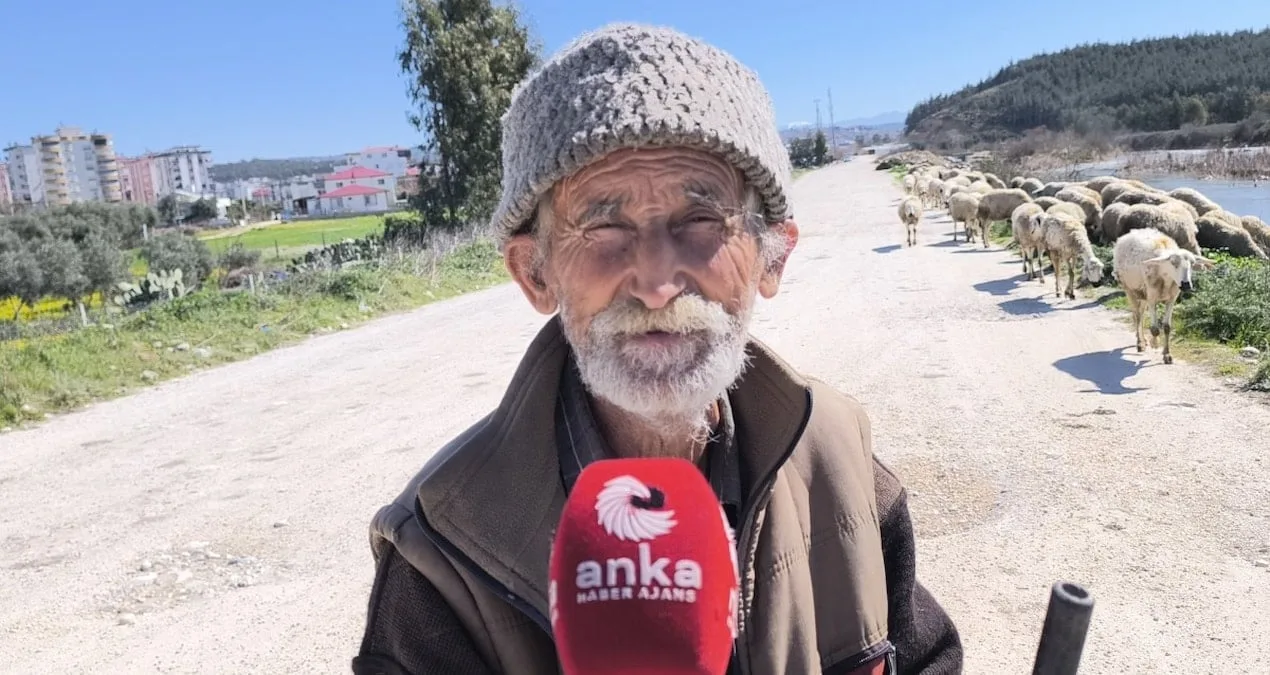 66 Yaşında Koyun Besleyip Türkü Söyleyen Adam