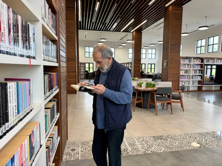 68 Yaşındaki Tuğran Amca’nın Kütüphane Aşkı