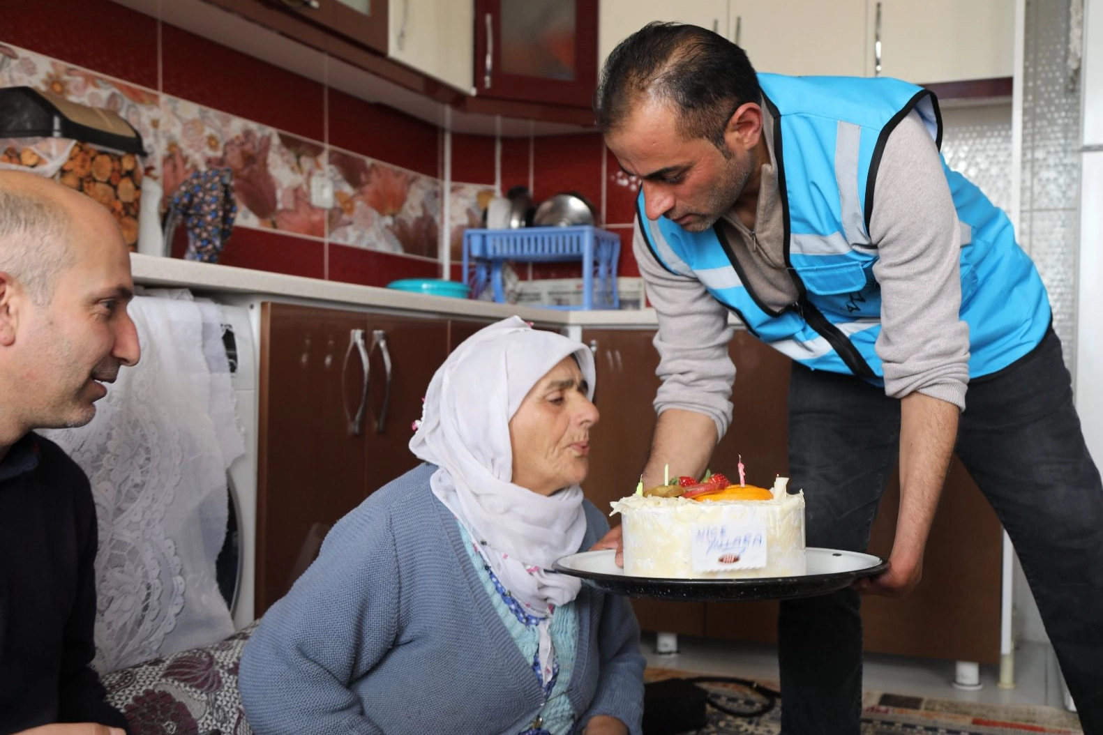 75 Yaşındaki Besra Nine’ye Sıcak Doğum Günü Kutlaması
