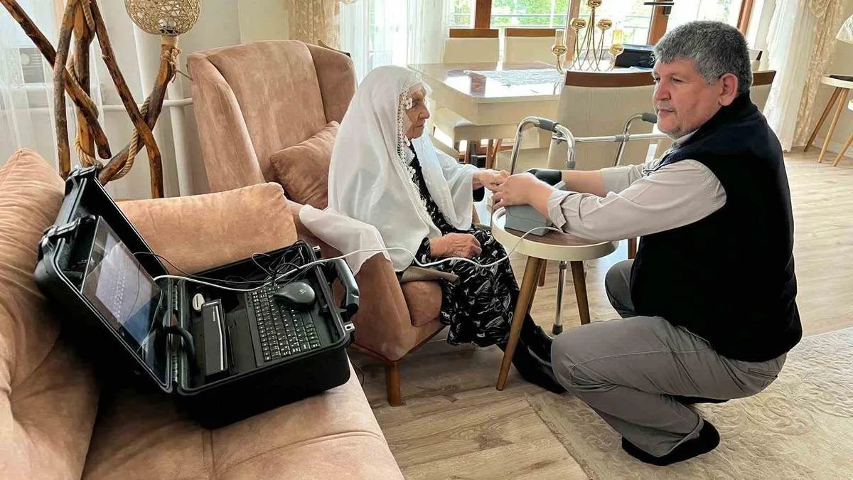 87 Yaşındaki Kadının Kimliği Evinde Yenilendi