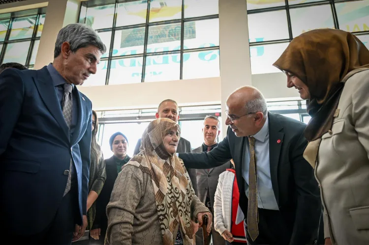 88 Yaşında Okuma Yazma Öğrenen Emine Teyze