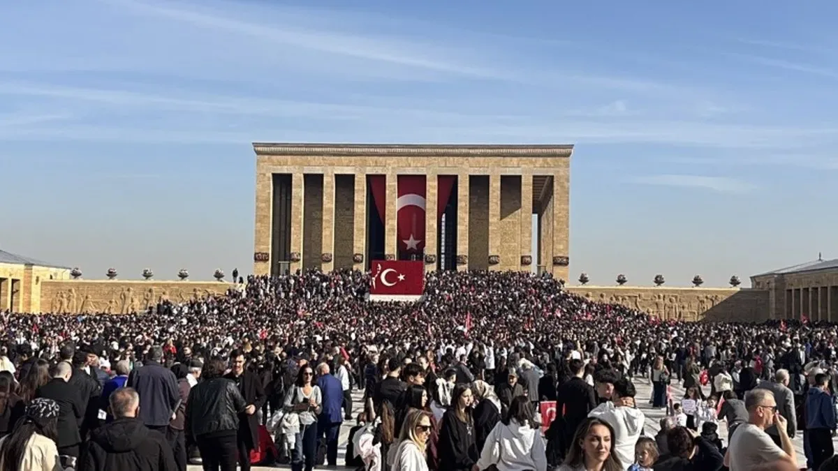 9’u 5 Geçe Atatürk’e Saygı Duruşu