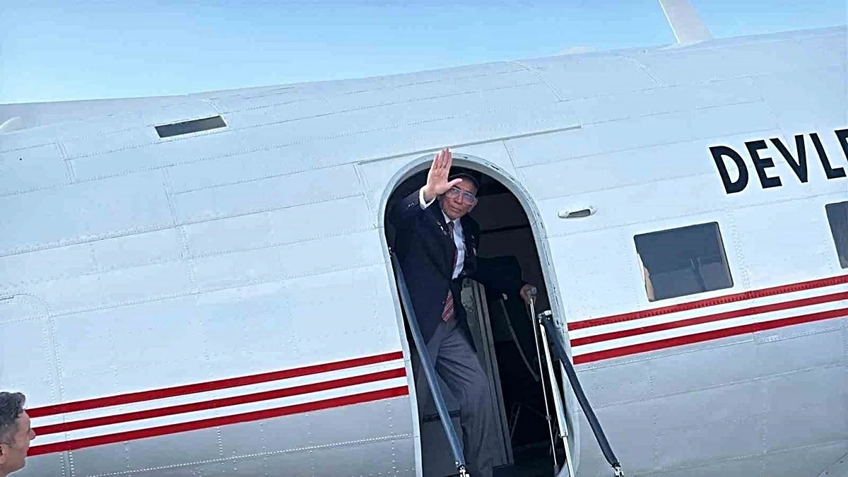 92 Yaşındaki Kıbrıs Gazisi Uçağını ‘Sevgilim’ Dedi