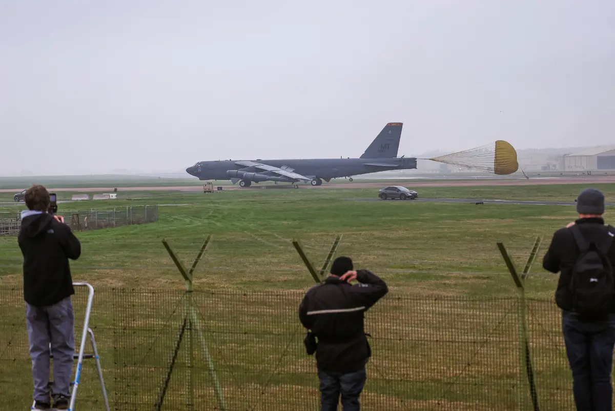 Böyle görüntülendiler! ABD ye ait B-52 bombardıman uçakları İngiltere deki RAF Fairford Üssü ne ulaştı 2