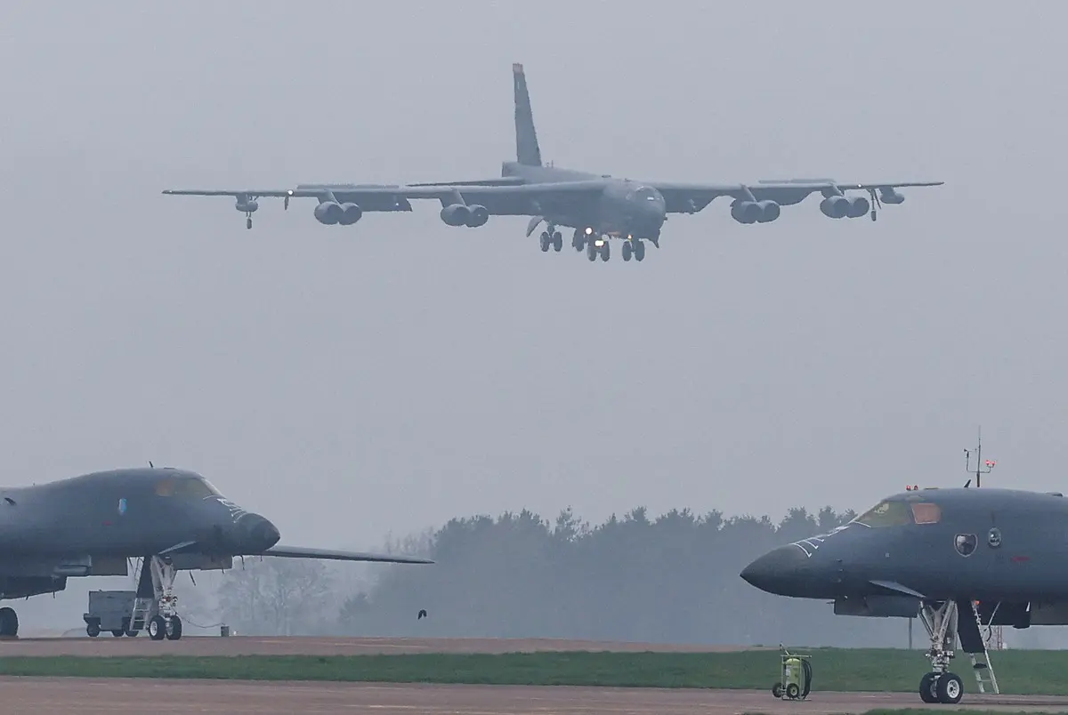 Böyle görüntülendiler! ABD ye ait B-52 bombardıman uçakları İngiltere deki RAF Fairford Üssü ne ulaştı 4