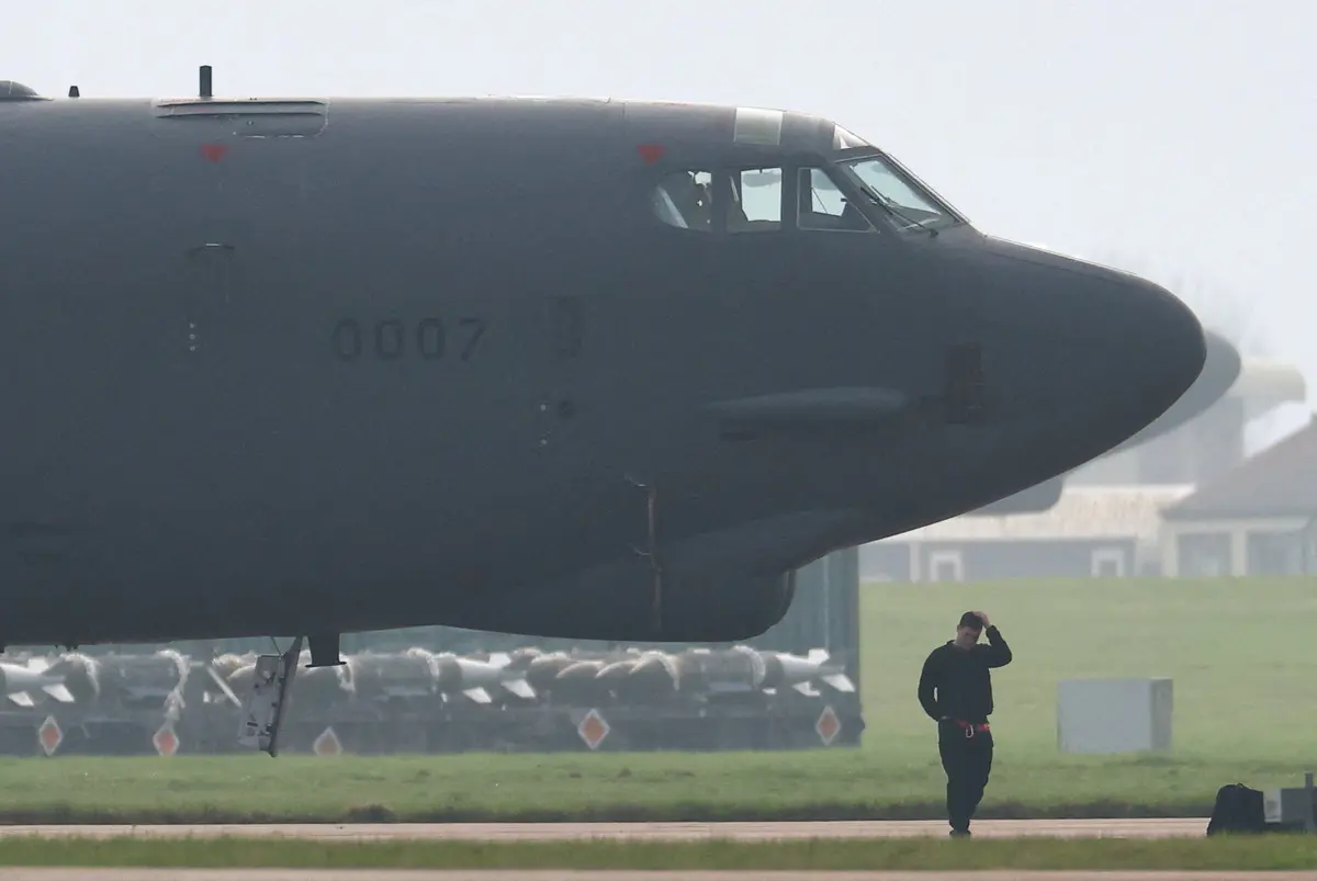 Böyle görüntülendiler! ABD ye ait B-52 bombardıman uçakları İngiltere deki RAF Fairford Üssü ne ulaştı 3