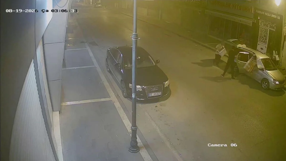 Adana’da Kuytulcuların Bilgisayar Eşyalari Kaçırdığı Anlar Kamerada