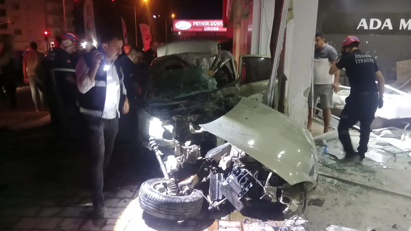 Adana’da Otomobil Mobilya Mağazasına Daldı!
