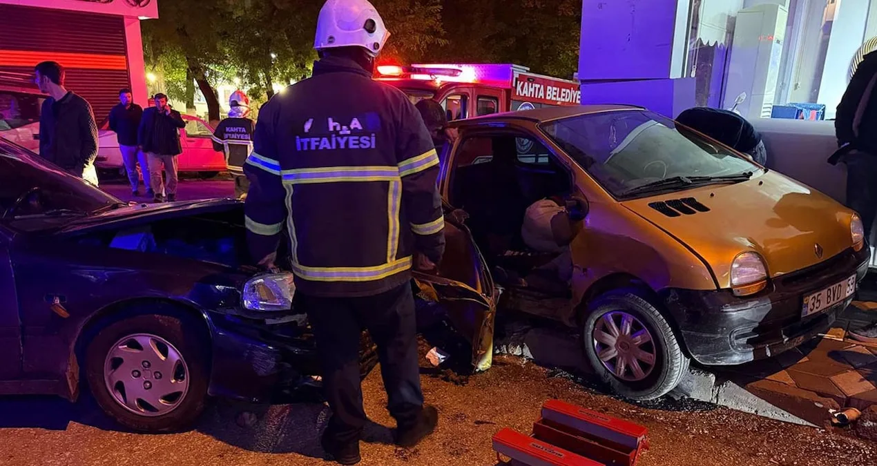 Adıyaman'da iki otomobilin çarpışması sonucu 2 kişi yaralandı