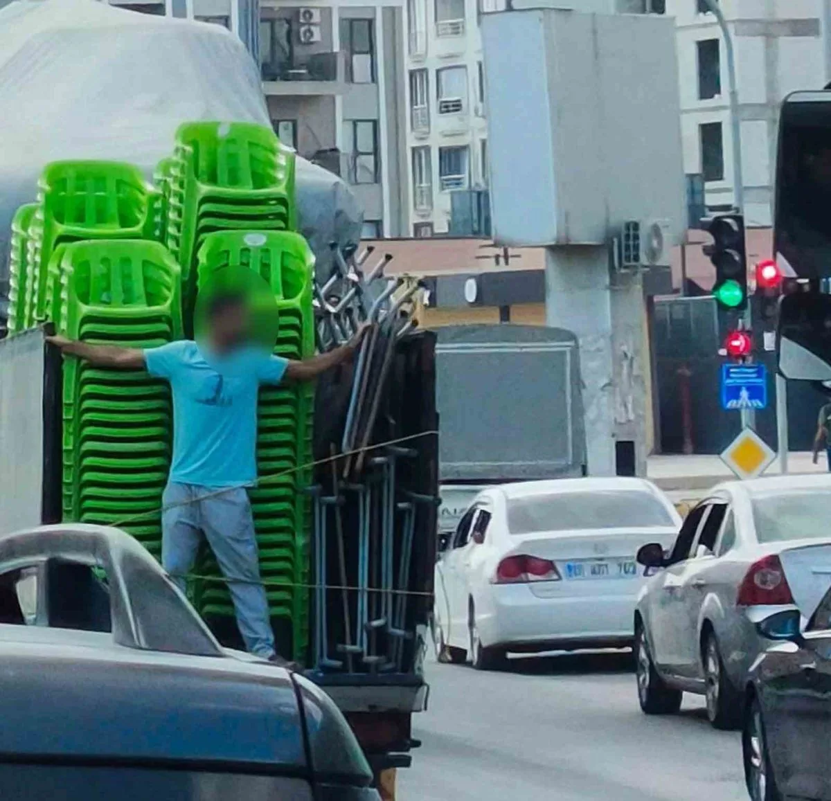 Adıyaman’da Kamyonetin Kasasında Tehlikeli Yolculuk