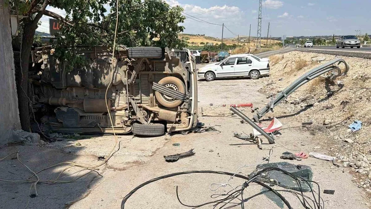 Adıyaman’da Şarampole Yuvarlanan Araçta 8 Yaralı!