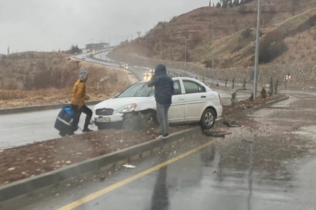 Adıyaman’da Yağış, Otomobili Refüje Sürükledi!