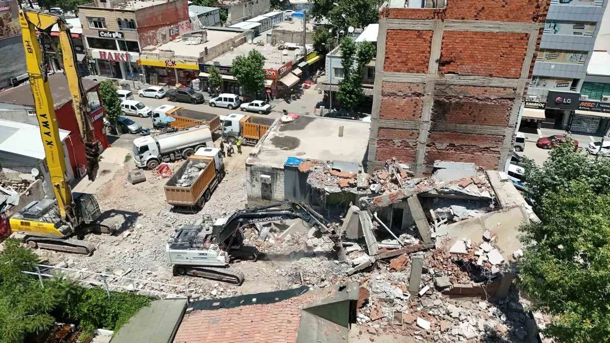 Adıyaman’da Yıkım Anında Beton Parçaları Düştü!