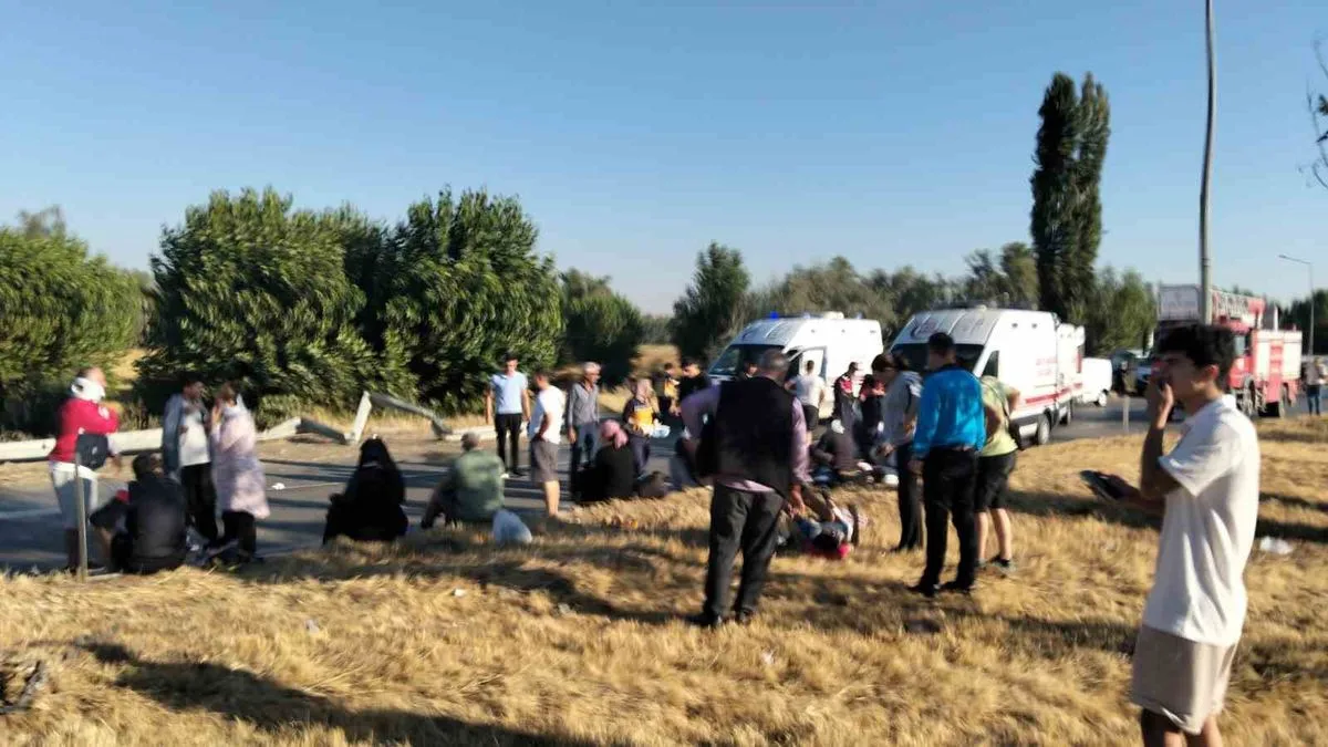 Afyon’da yolcu otobüsü devrildi, çok sayıda yaralı var