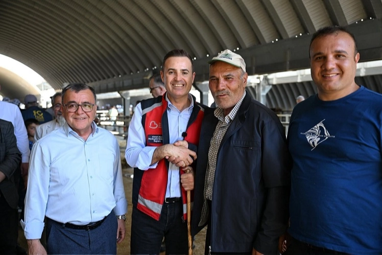 Ahmet Akın, Hayvan Pazarında Bayram Coşkusunu Yaşadı