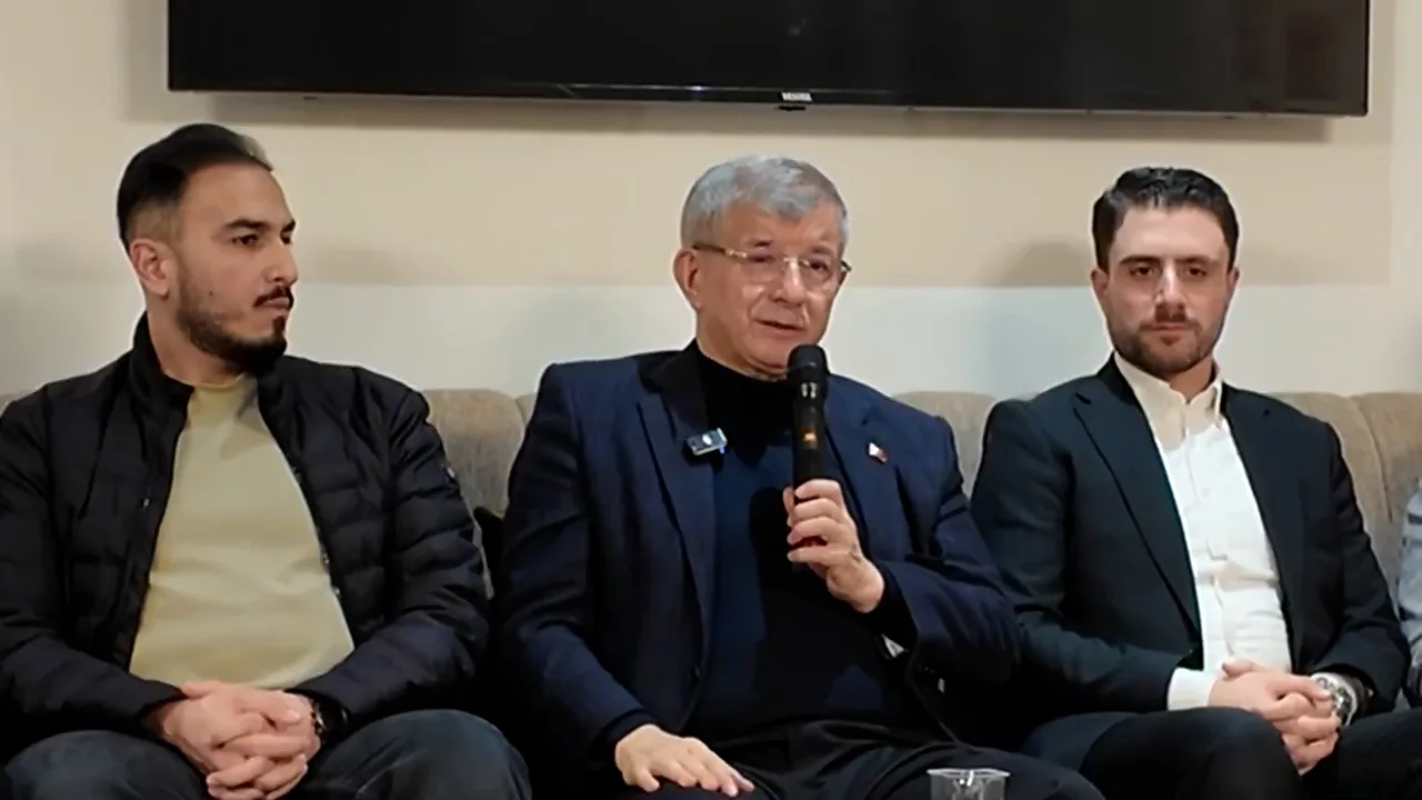 Ahmet Davutoğlu’ndan Gençlere Önemli Mesajlar