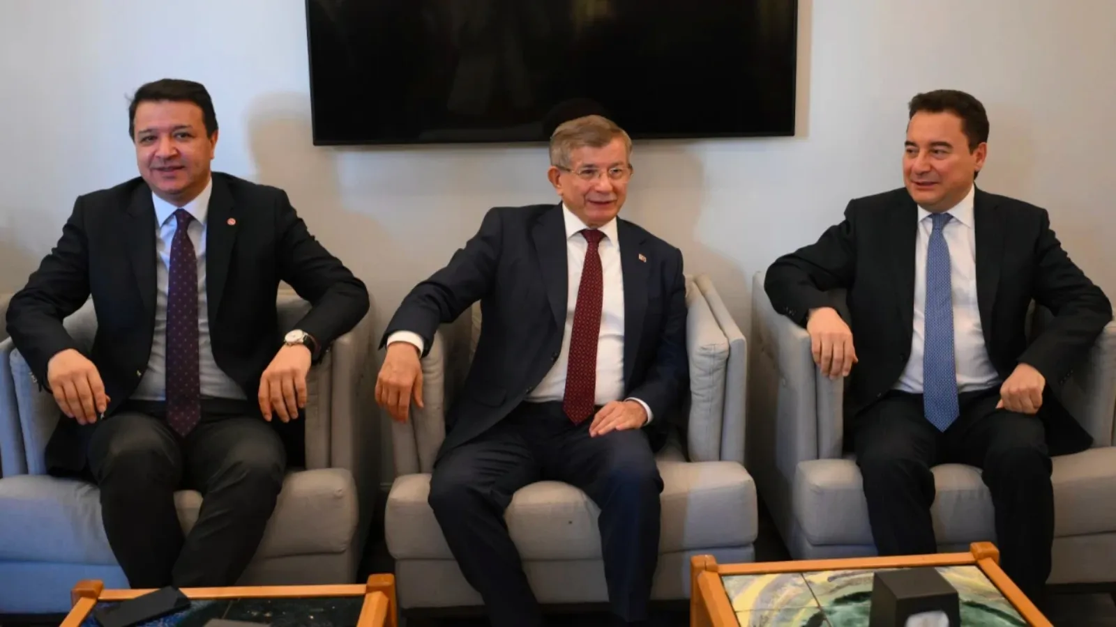Ahmet Davutoğlu’ndan Siyasette Şok Çekilme!