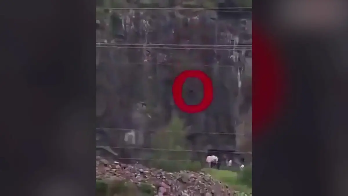 Hindistan'da korkunç olay! Anne, baba ve çocuk uçurumdan düştü 2