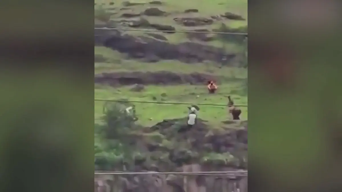 Hindistan'da korkunç olay! Anne, baba ve çocuk uçurumdan düştü 3