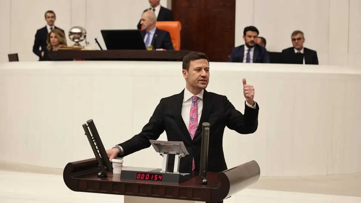 AK Parti’den Özgür Özel’e Sert Tepki: Yalvarmayın!