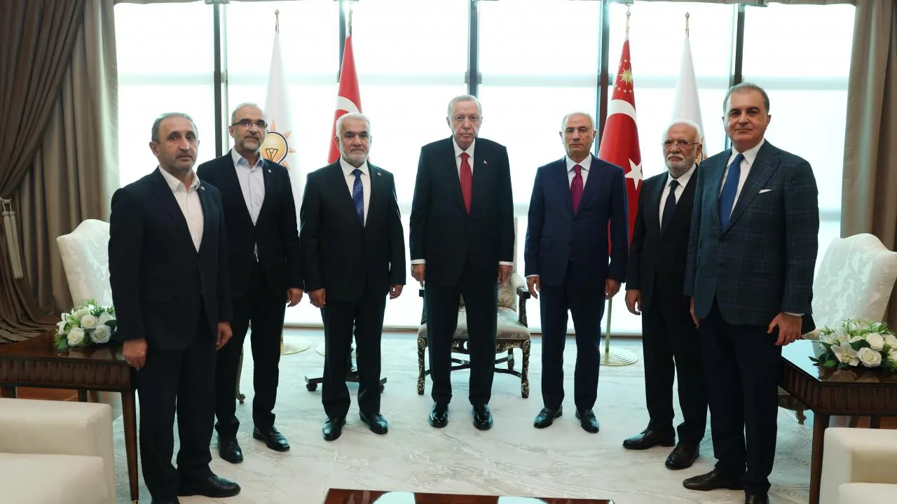 AK Parti Genel Merkezi’nde Gizli Toplantı