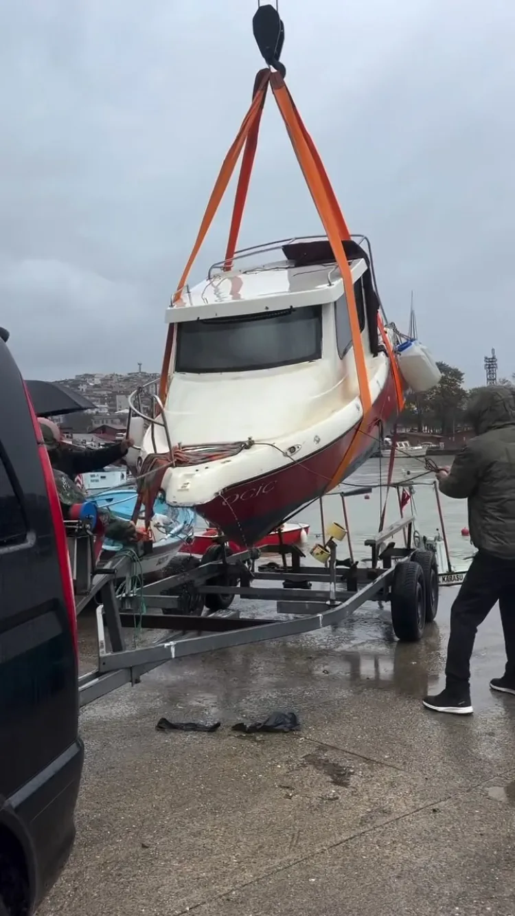 Akçakoca’da Fiber Tekne, Olumsuz Hava Nedeniyle Battı