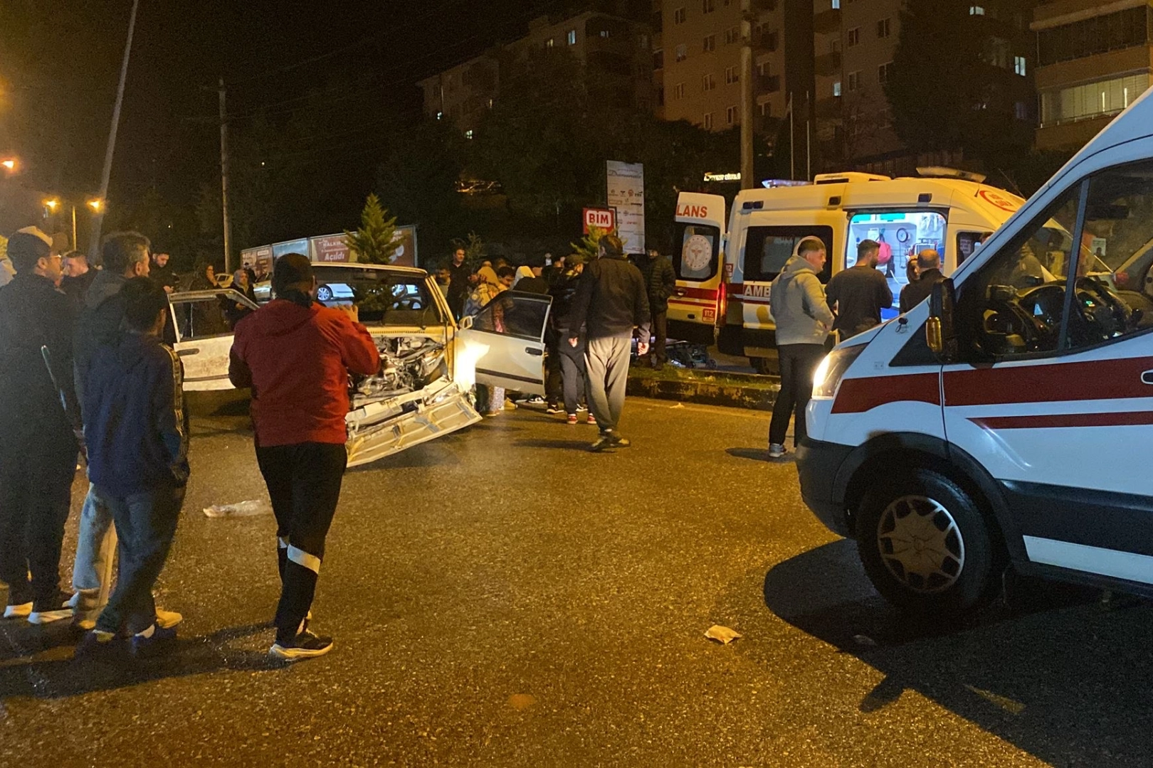 Akçakoca’da Trafik Kazası: 2 Yaralı, Araç Hurda!