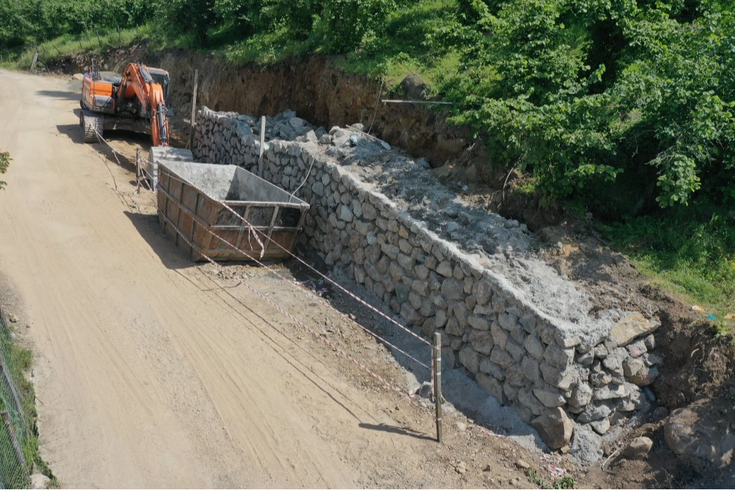Akkise Mahallesi’nde Güvenli Ulaşım İçin Taş Duvar