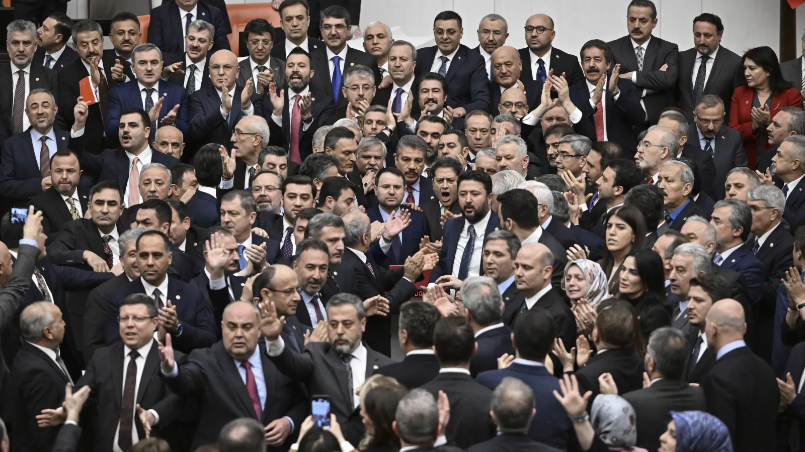 AKP’den Özgür Özel’e ‘Darbeyi Dağıtın’ Uyarısı