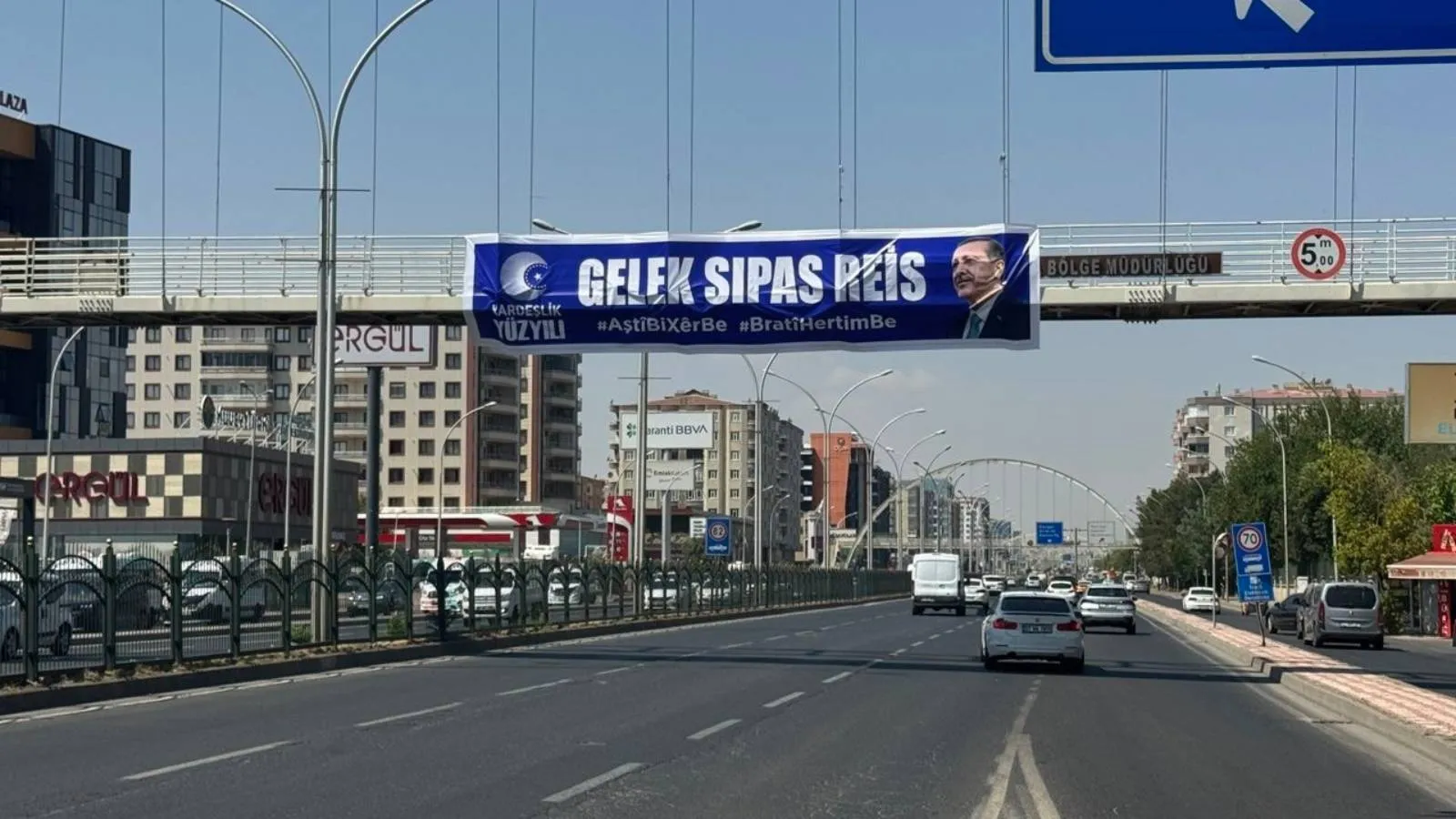 AKP Gençlik Kolları’ndan Erdoğan’a Teşekkür Pankartı