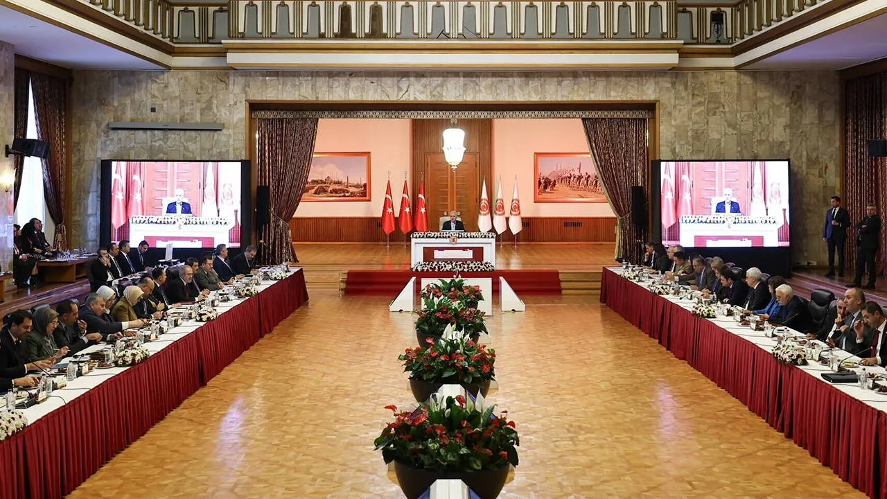 AKP, Vekilleri Çerçeve Yasa İçin Topladı